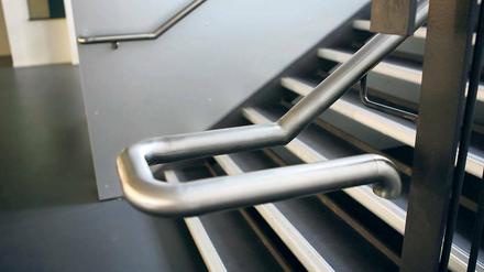 Sicherer. Nun enden die Treppengeländer auch dort, wo die Treppe endet.