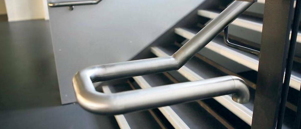 Sicherer. Nun enden die Treppengeländer auch dort, wo die Treppe endet.