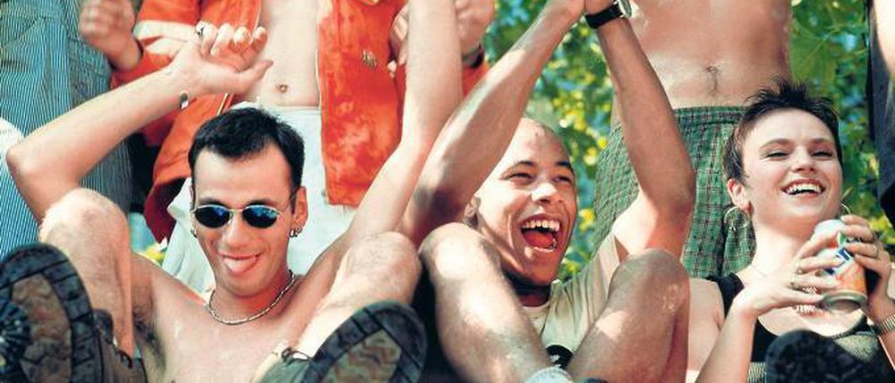 Das große Bumm-Bumm-Bumm-Ding. Technofans 1995 bei der Love Parade auf dem Berliner Kurfürstendamm.