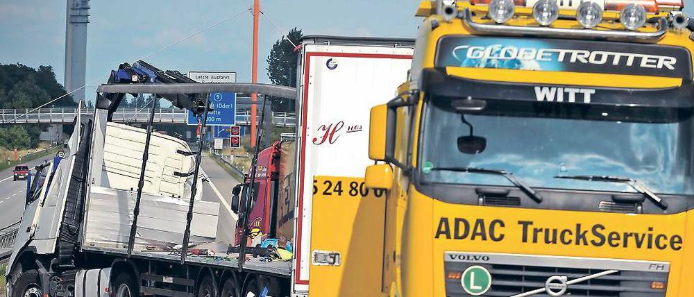 Zerstört. Mehrere Lkw waren in den Unfall auf der A 12 verwickelt.