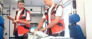Routinierte Handgriffe. Zu Beginn ihrer Schicht kontrollieren Marko Grabinski und Robert Bibeler den Rettungswagen. Einer der zwei Wagen der Wache steht bisher im Freien. Am künftigen Standort in Michendorf gibt es auch für ihn einen Garagenplatz.