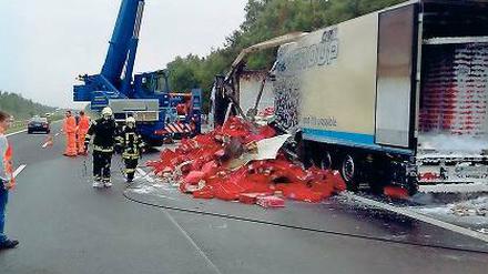 Verheerend. Der Lkw brannte aus, die Ladung wurde vernichtet.