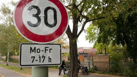 Nicht umsonst gilt in vielen Straßen mit Schulen und Kitas Tempo 30. Doch einige Autofahrer ignorieren die Gefahr für die Kinder.