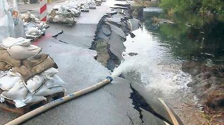 THW-Pumpen im Einsatz: Straße nach dem Deichbruch in Fischbeck.