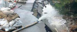 THW-Pumpen im Einsatz: Straße nach dem Deichbruch in Fischbeck.