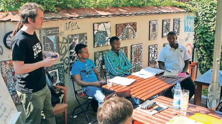 Unterricht in kleinen Gruppen. Stefan Göttel (l.) engagiert sich ehrenamtlich als Deutschlehrer für Flüchtlinge.