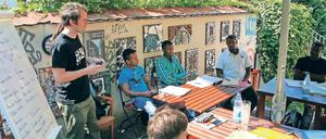 Unterricht in kleinen Gruppen. Stefan Göttel (l.) engagiert sich ehrenamtlich als Deutschlehrer für Flüchtlinge.