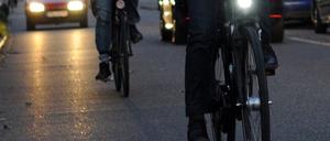Kreuzgefährlich: Radfahren ohne Licht.