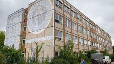 Im Max-Reinhardt-Gymnasium in Berlin-Hellersdorf sollen künftig etwa 400 Asylsuchende eine Unterkunft finden.