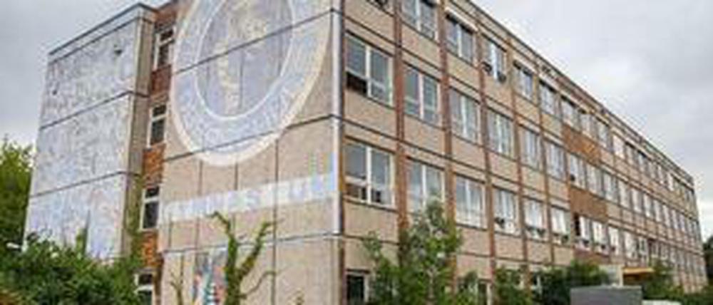 Im Max-Reinhardt-Gymnasium in Berlin-Hellersdorf sollen künftig etwa 400 Asylsuchende eine Unterkunft finden.