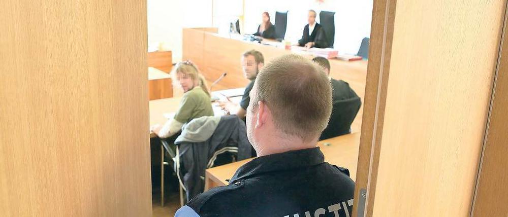Vor Gericht. Nur die Kosten sollen die 14 Angeklagten letztlich tragen.