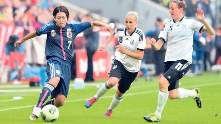Am EM-Ball. Jennifer Cramer (r.), hier im Duell mit der Japanerin Kozue Ando.
