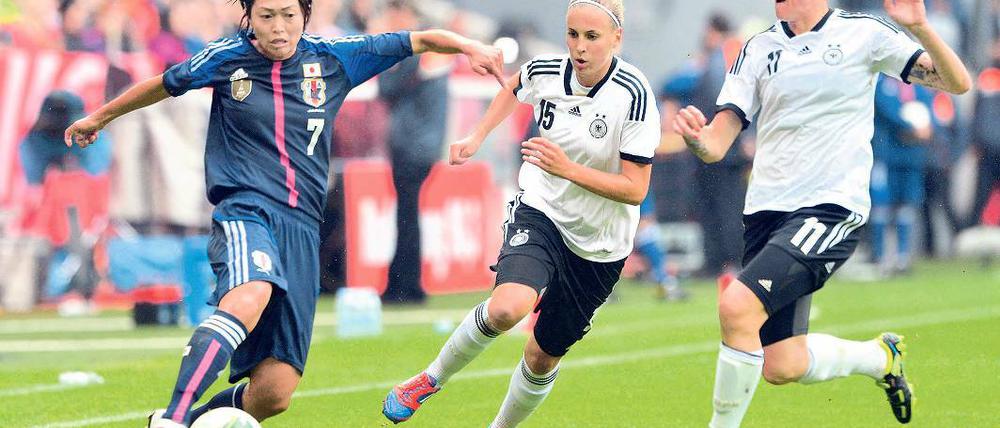 Am EM-Ball. Jennifer Cramer (r.), hier im Duell mit der Japanerin Kozue Ando.