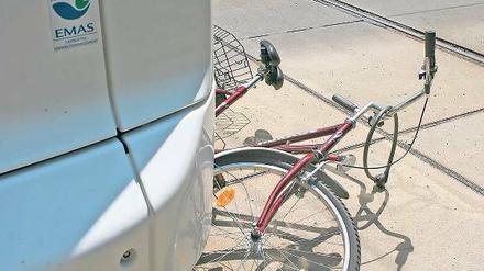 Zusammenstoß. Das Fahrrad des Verletzten lag an der Unfallstelle.