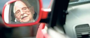 Ist ein Autofahrer als Rentner noch fit genug? In der Regel schon, meinen Experten. Aber Vorsicht vor Selbst-Überschätzung.