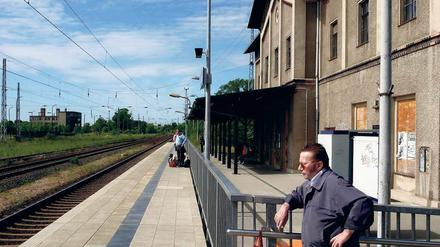 Warten ohne Gedränge. Wie hier am Bahnhof Gransee (Oberhavel) sieht es an vielen Haltestellen in Brandenburg aus. In manchen Ortschaften wird pro Tag weniger als 50-mal ein- und ausgestiegen. Zu wenig, findet Brandenburgs Verkehrsminister.