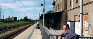 Warten ohne Gedränge. Wie hier am Bahnhof Gransee (Oberhavel) sieht es an vielen Haltestellen in Brandenburg aus. In manchen Ortschaften wird pro Tag weniger als 50-mal ein- und ausgestiegen. Zu wenig, findet Brandenburgs Verkehrsminister.