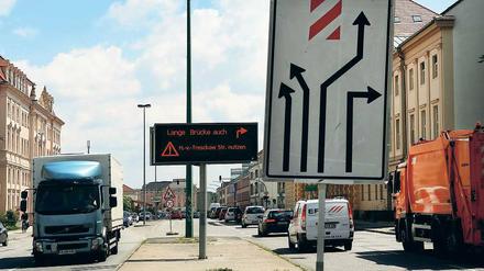 Übersichtlich? Das Schild soll die Autofahrer durch die Henning-von-Tresckow-Straße lotsen, doch viele Verkehrsteilnehmer sind davon eher verwirrt.