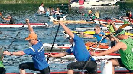 Auf die Knie. Der Vierer-Canadier drehte die 42-Kilometer-Runde.