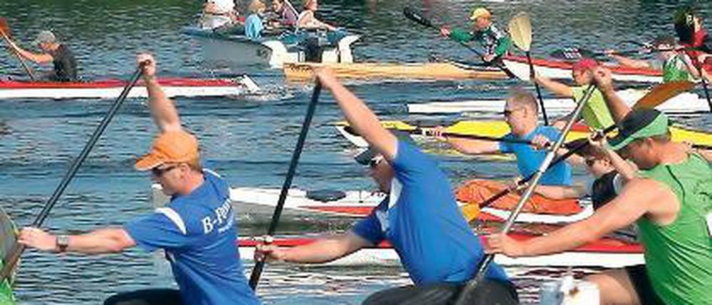 Auf die Knie. Der Vierer-Canadier drehte die 42-Kilometer-Runde.