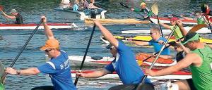 Auf die Knie. Der Vierer-Canadier drehte die 42-Kilometer-Runde.