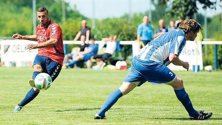 In Deckung. Babelsbergs Süleyman Koc (l.) zieht ab, Tobias Nehls duckt sich vorsichtshalber weg. Zumeist aber wehrten die Deetzer, immerhin sechs Ligen tiefer beheimatet als der Regionalligist, engagiert gegen die über sie hereinbrechende Torflut. Torwart Steven Köpper hielt nicht nur gut, sondern fiel auch durch weite Abschläge auf.