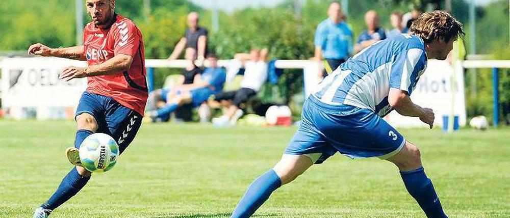 In Deckung. Babelsbergs Süleyman Koc (l.) zieht ab, Tobias Nehls duckt sich vorsichtshalber weg. Zumeist aber wehrten die Deetzer, immerhin sechs Ligen tiefer beheimatet als der Regionalligist, engagiert gegen die über sie hereinbrechende Torflut. Torwart Steven Köpper hielt nicht nur gut, sondern fiel auch durch weite Abschläge auf.