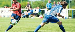 In Deckung. Babelsbergs Süleyman Koc (l.) zieht ab, Tobias Nehls duckt sich vorsichtshalber weg. Zumeist aber wehrten die Deetzer, immerhin sechs Ligen tiefer beheimatet als der Regionalligist, engagiert gegen die über sie hereinbrechende Torflut. Torwart Steven Köpper hielt nicht nur gut, sondern fiel auch durch weite Abschläge auf.