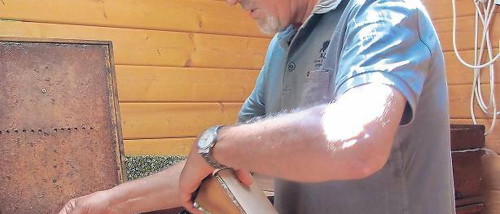 Mit der Natur verbunden: Wolfgang Enke an seinem Bienenstand.