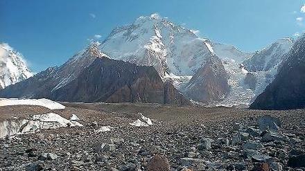 Unwirtlich. An das Klima auf Tausenden Metern Höhe müssen sich auch gut trainierte Bergsteiger erst gewöhnen. Vor der eigentlichen Besteigung des Gipfels machen sie daher mehrere sogenannte Akklimatisierungstouren. Diese dienen auch dazu, einen Teil der Verpflegung in einem oder mehreren Hochlagern zu bunkern.