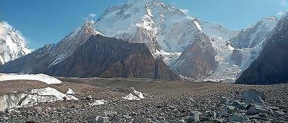 Unwirtlich. An das Klima auf Tausenden Metern Höhe müssen sich auch gut trainierte Bergsteiger erst gewöhnen. Vor der eigentlichen Besteigung des Gipfels machen sie daher mehrere sogenannte Akklimatisierungstouren. Diese dienen auch dazu, einen Teil der Verpflegung in einem oder mehreren Hochlagern zu bunkern.