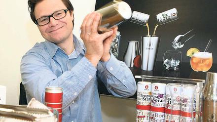 Abgemixt: Drink-Direct-Geschäftsführer Oliver Findewirth mischt sich einen „Conelly“-Cocktail – in der einen Dose ist der Alkohol, in der anderen der Fruchtsaft. Beide Komponenten werden getrennt verkauft, damit der Alkohol – wie bei Fertigcocktails – den Geschmack des Fruchtsafts nicht über Wochen und Monate schmälern kann.