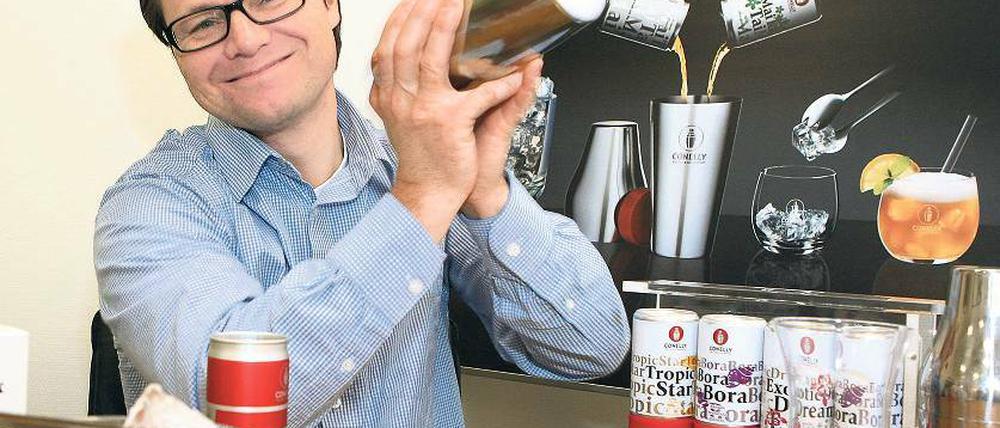 Abgemixt: Drink-Direct-Geschäftsführer Oliver Findewirth mischt sich einen „Conelly“-Cocktail – in der einen Dose ist der Alkohol, in der anderen der Fruchtsaft. Beide Komponenten werden getrennt verkauft, damit der Alkohol – wie bei Fertigcocktails – den Geschmack des Fruchtsafts nicht über Wochen und Monate schmälern kann.