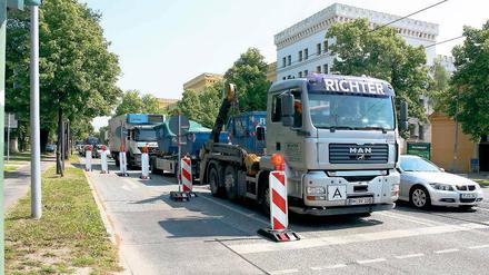Anstellen für Potsdam. Besonders Lkw-Fahrer haben derzeit Schwierigkeiten nach Potsdam zu fahren. Seit Montag können sie nun nicht mehr von der Berliner Straße rechts in die Behlertstraße abbiegen. Die Fahrspur ist wegen Bauarbeiten gesperrt. Der Rückstau reichte am Montag zeitweise bis zur Glienicker Brücke.