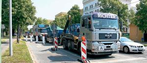 Anstellen für Potsdam. Besonders Lkw-Fahrer haben derzeit Schwierigkeiten nach Potsdam zu fahren. Seit Montag können sie nun nicht mehr von der Berliner Straße rechts in die Behlertstraße abbiegen. Die Fahrspur ist wegen Bauarbeiten gesperrt. Der Rückstau reichte am Montag zeitweise bis zur Glienicker Brücke.