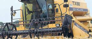 Erntestart mit Hindernissen. Oft kommen die Mähdrescher noch nicht auf die nassen Felder.