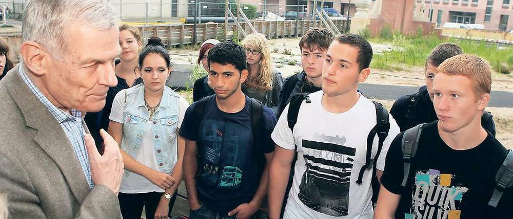 Geschichtsunterricht. Burkhart Franck (l.) mit Schülern aus Israel.