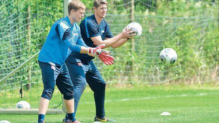 Richard Golz, 45, ist als neuer Torwarttrainer bei Hertha BSC unter anderem für Thomas Kraft (links) zuständig. Golz ist gebürtiger Berliner, hat aber als Profi nie für einen Klub in seiner Heimatstadt gespielt. Für den HSV und den SC Freiburg hat er 453 Bundesligaspiele bestritten. Seine Karriere beendete er mit 40 Jahren als Ersatztorhüter bei Hannover 96.