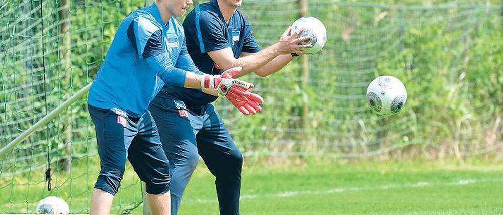 Richard Golz, 45, ist als neuer Torwarttrainer bei Hertha BSC unter anderem für Thomas Kraft (links) zuständig. Golz ist gebürtiger Berliner, hat aber als Profi nie für einen Klub in seiner Heimatstadt gespielt. Für den HSV und den SC Freiburg hat er 453 Bundesligaspiele bestritten. Seine Karriere beendete er mit 40 Jahren als Ersatztorhüter bei Hannover 96.