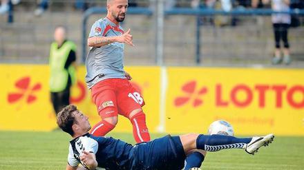 Hat umkämpftes Match. Der SV Babelsberg 03 – hier Sascha Rohde (unten) im Duell mit Unions Benjamin Köhler – schlug sich gegen den Favoriten wacker. Allerdings war der Klassenunterschied zu erkennen.