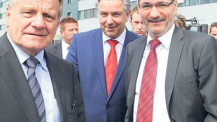 Cargo-Lifter. Die BER-Chefs Hartmut Mehdorn, Klaus Wowereit und Matthias Platzeck freuen sich über Luftfracht.