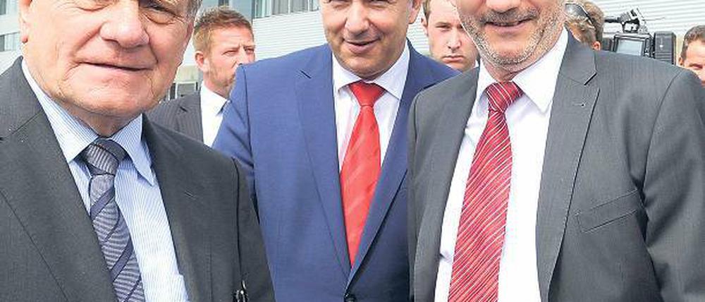 Cargo-Lifter. Die BER-Chefs Hartmut Mehdorn, Klaus Wowereit und Matthias Platzeck freuen sich über Luftfracht.