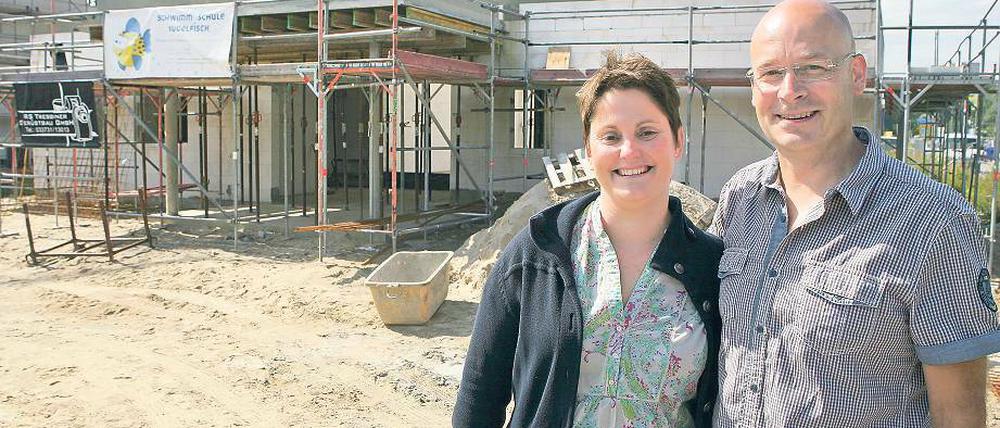 Wasser los. Brita Oehme und Lutz Klotzsche bauen die Schwimmschule.