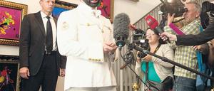 Erklärungsnot. Harald Glööckler berief am Montag eine improvisierte Pressekonferenz in seinem Wohnzimmer ein. Nach einer Minute war aber alles schon wieder vorbei.