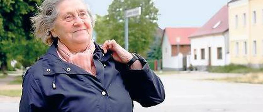 Hilft alten Damen über die Straße. Ellen Wisniewski aus Zauchwitz.