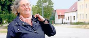 Hilft alten Damen über die Straße. Ellen Wisniewski aus Zauchwitz.