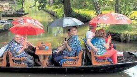 Im Spreewald ist man für alle Wetter gerüstet. Nach dem Hochwasser fährt längst wieder alles – und sollte es doch mal regnen, haben die Kahnfährleute selbst Schirme dabei.