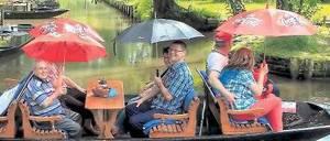 Im Spreewald ist man für alle Wetter gerüstet. Nach dem Hochwasser fährt längst wieder alles – und sollte es doch mal regnen, haben die Kahnfährleute selbst Schirme dabei.