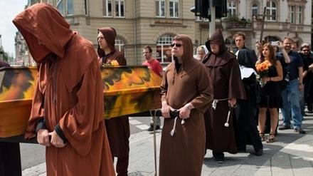 Trauermarsch zur Hochschuleröffnung: Studenten tragen symbolisch die Brandenburgische Technische Universität (BTU) von Cottbus zu Grabe getragen.