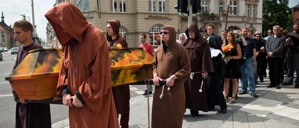 Trauermarsch zur Hochschuleröffnung: Studenten tragen symbolisch die Brandenburgische Technische Universität (BTU) von Cottbus zu Grabe getragen.